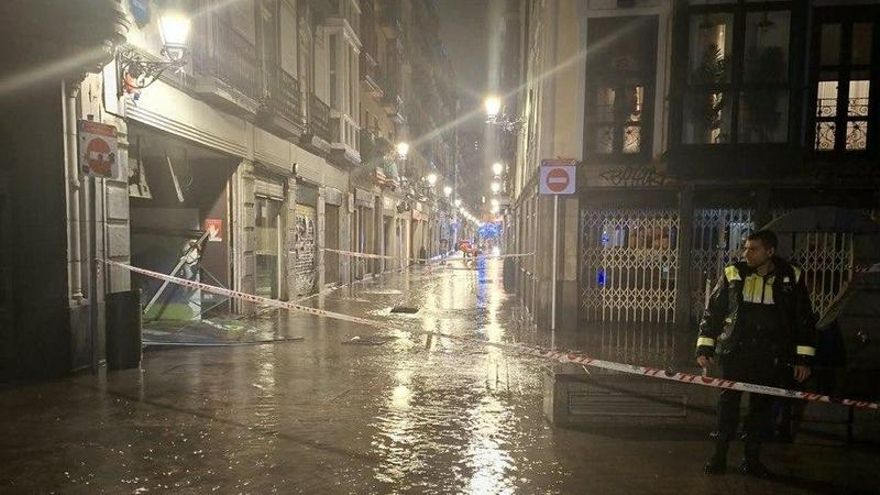 Agua hasta las rodillas en el Casco Viejo y cortes de luz en el teatro Arriaga de Bilbao por las fuertes lluvias