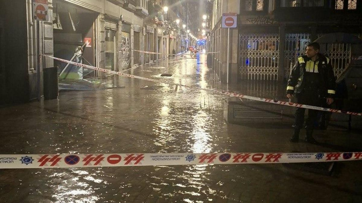 Calles anegadas y cortadas en Bilbao por las fuertes lluvias