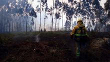 Un bombero forestal de la Brif de Laza, trabajando en la extinción del incendio de Dodro y Rianxo