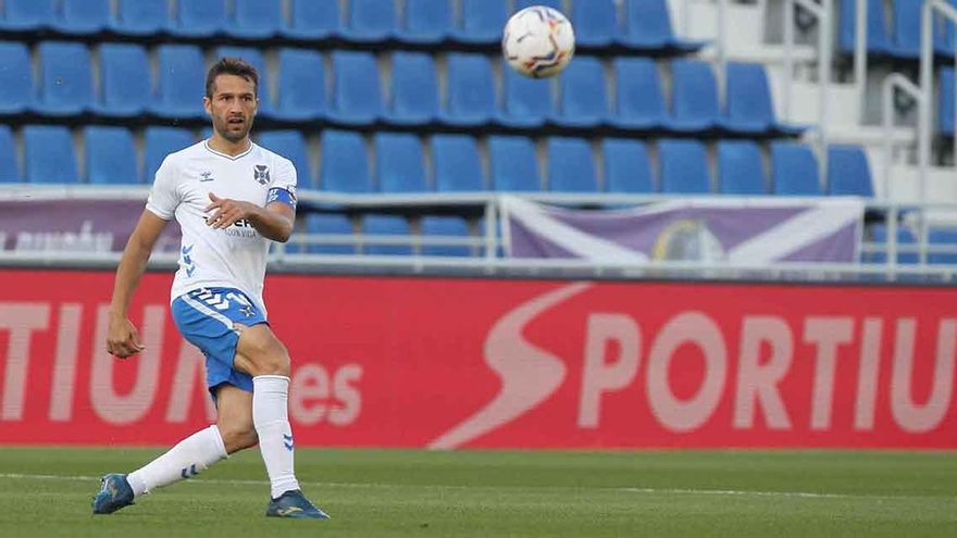 La expulsión de Alberto merma al Tenerife y permite el triunfo del Almería