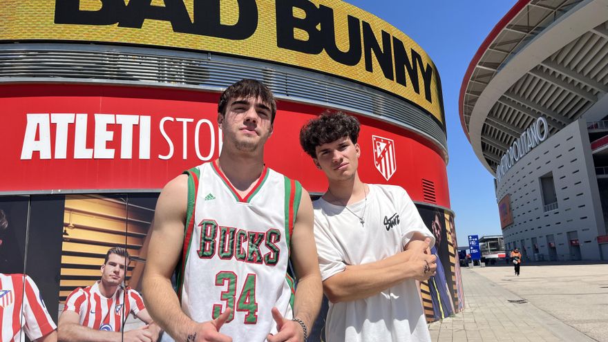 El negocio del ‘guardacolas’ en los conciertos de Bad Bunny: dos jóvenes se pegan el madrugón a diez euros la hora