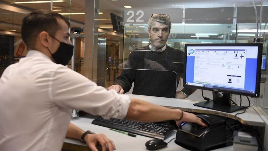 Migraciones formuló una denuncia penal contra un viajero con variante Delta que incumplió la cuarentena