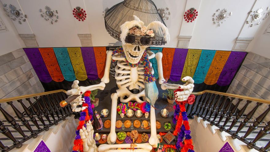 Los altares de muertos gigantes de Casa de México en Madrid