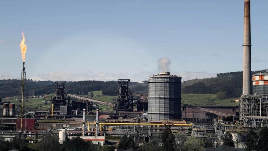 Una explosión sin heridos en ArcelorMittal obliga a la empresa a parar su actividad en Gijón