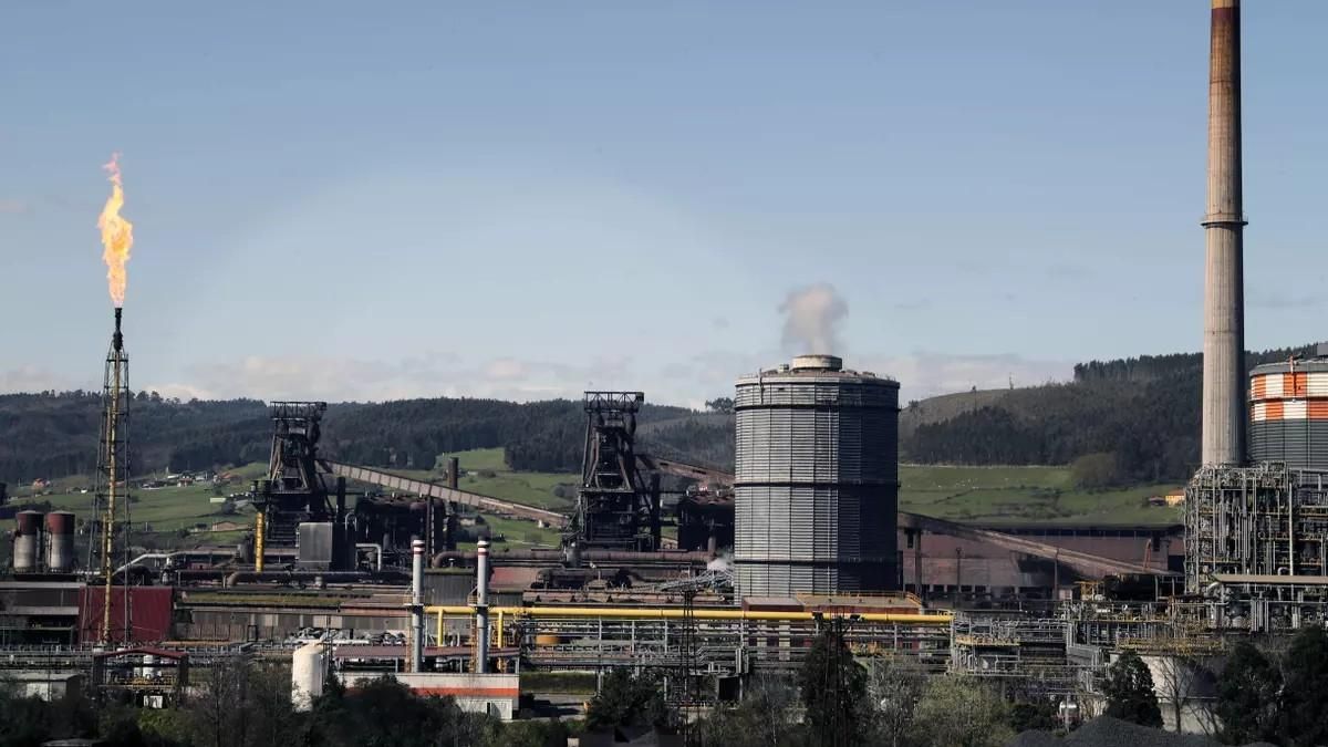 ArcelorMittal activa el protocolo de parada de emergencia tras una explosión que se ha saldado sin heridos en Gijón
