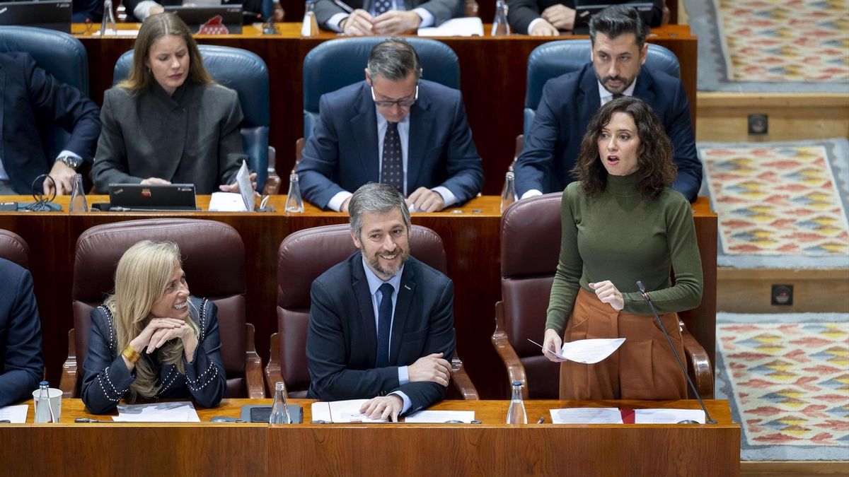 La presidenta de la Comunidad de Madrid, Isabel Díaz Ayuso, interviene durante un pleno en la Asamblea de Madrid