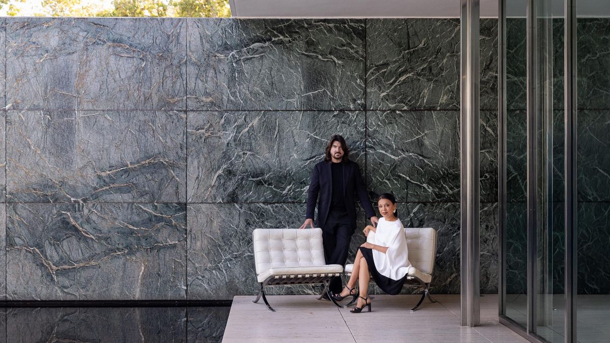 La directora de BBFW, Albasí Caro, junto al diseñador francés Stéphane Rolland