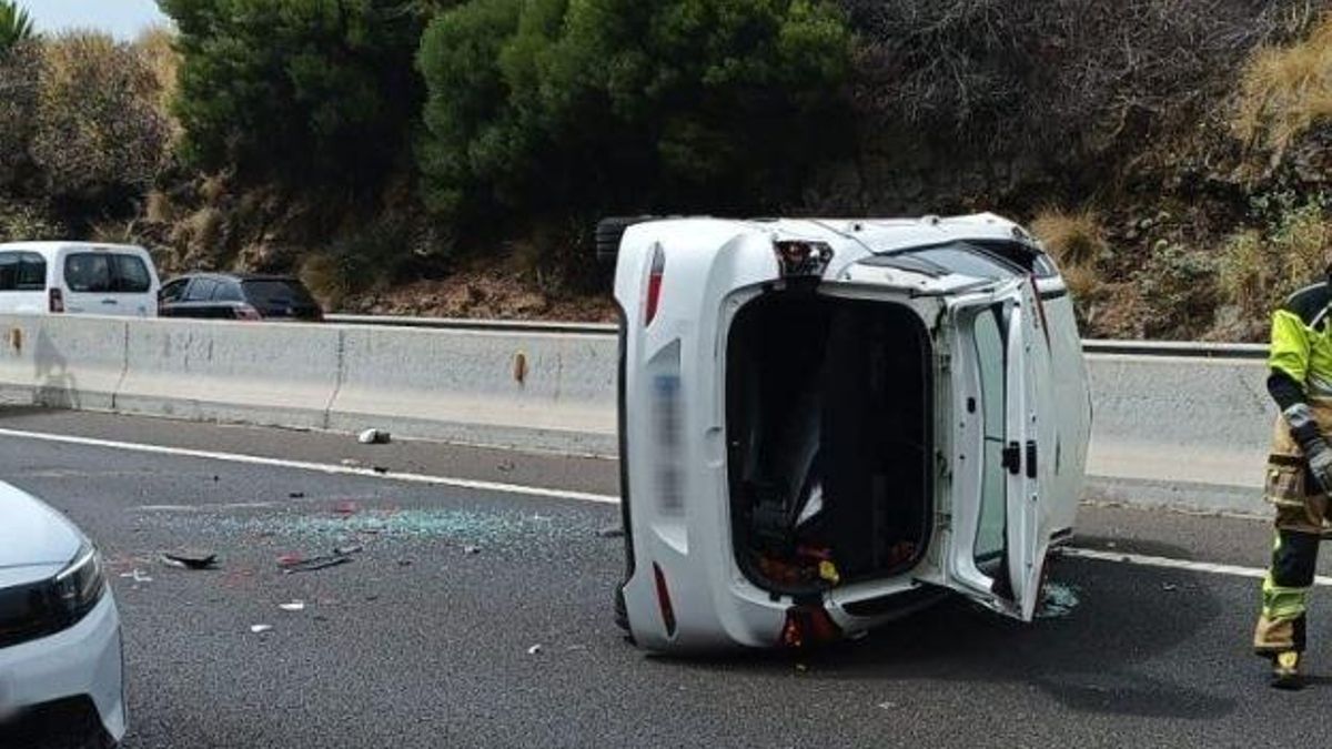Heridas dos personas en una colisión entre dos coches y posterior vuelco de uno de ellos en la TF-5