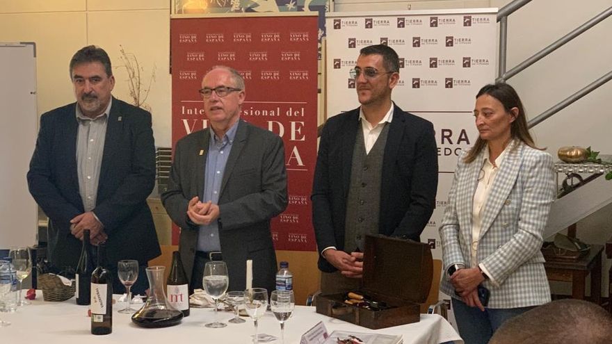 El viceconsejero de Agricultura y la directora de la Fundación Tierra de Viñedos.