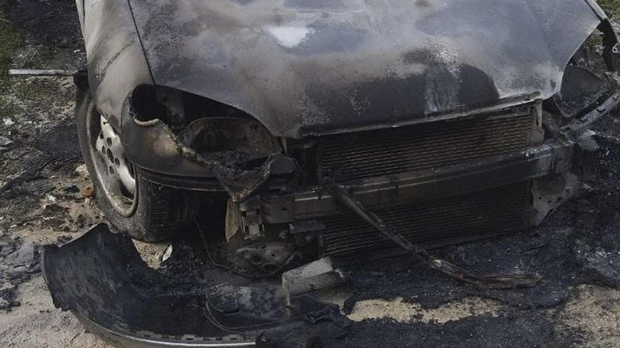 Vista de un coche quemado tras un ataque contra la aldea de Jalud, al sureste de Nablus, durante el cual cuatro vehículos así como una clínica médica fueron incendiados, el 22 de marzo de 2026