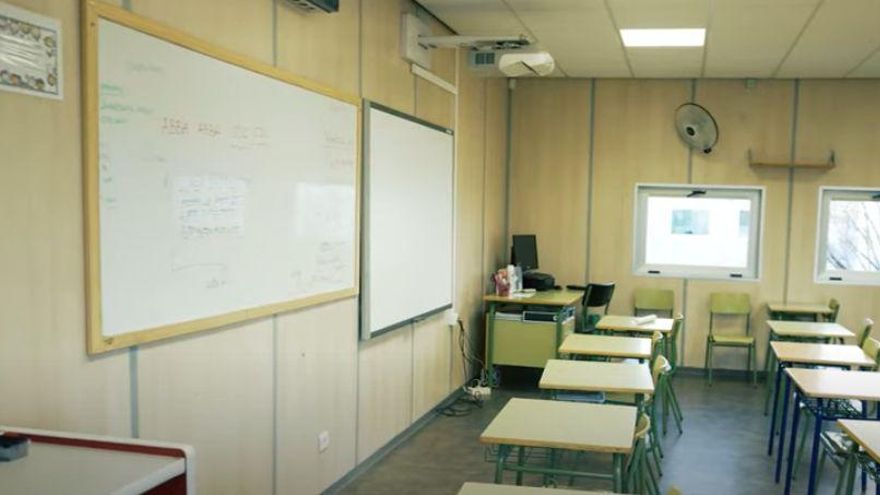 Interior de una aula modular en el CEIP Costa Teguise. (Fotograma de Trópico Distópico)