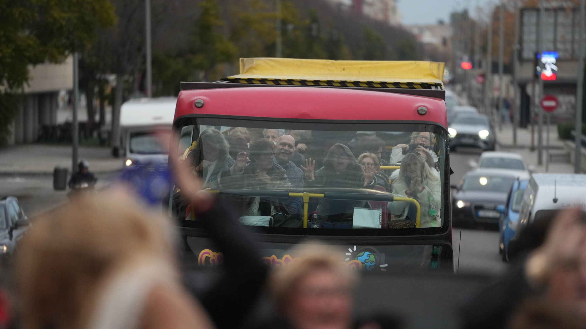 Los mayores participan en un recorrido urbano en autobuses turísticos dentro de la actividad “Coro de Coros”.