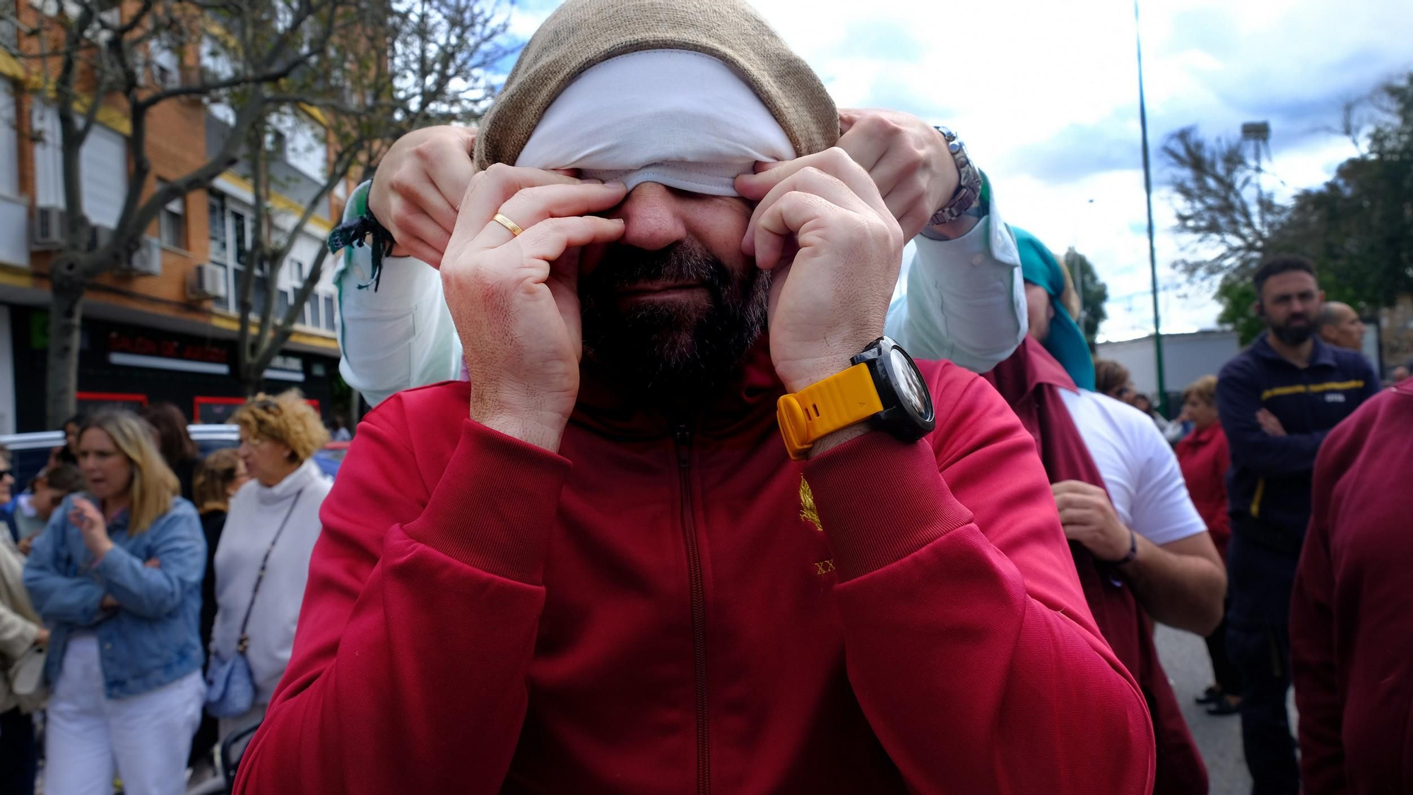 Retrato de costalero de la hermandad del Cerro en la Avenida de Hytasa