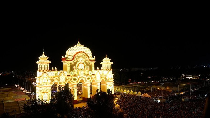 El 'alumbrao' de la portada da paso a la semana de Feria.