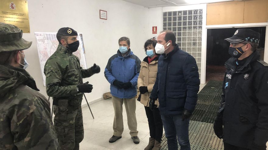 El alcalde de Guadalajara, Alberto Rojo, junto a miembros del Ejército de Tierra