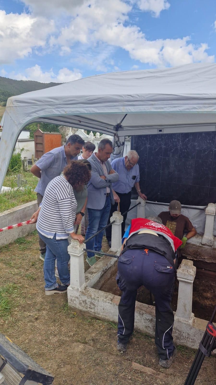 Familiares y políticos observan las labores de exhumación en el cementerio valdesano.