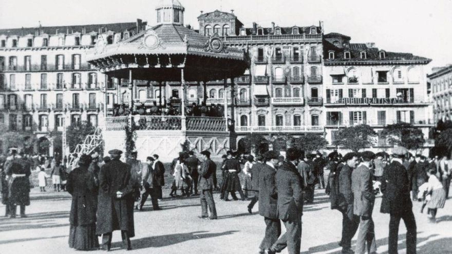 Banda de música militar tocando en la Plaza del Castillo en 1900