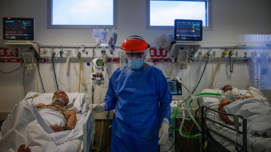 Personal médico realiza controles a pacientes con covid-19 en una unidad de terapia intensiva, en un hospital de la provincia de Buenos Aires (Argentina). EFE/Juan Ignacio Roncoroni/Archivo