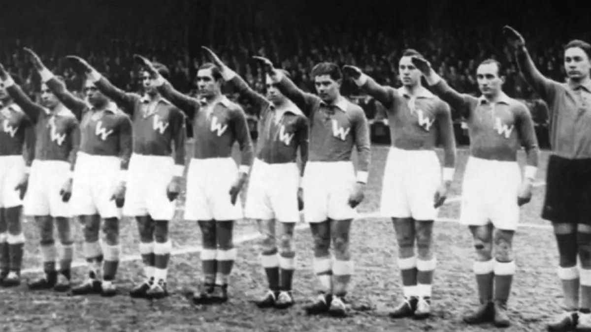 Los 'azzurri' haciendo el saludo romano antes de un partido de Italia 1934.