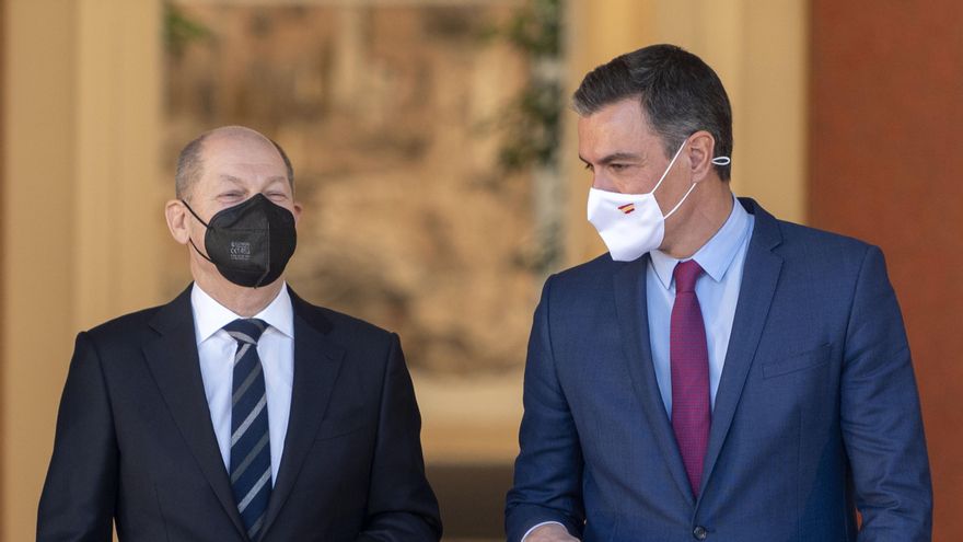 El nuevo canciller alemán, Olaf Scholz (i) y el presidente del Gobierno, Pedro Sánchez (d), a su llegada a una rueda de prensa después de su reunión y de un almuerzo de trabajo, en el Palacio de la Moncloa, a 17 de enero de 2022, en Madrid, (España). Se trata del primer encuentro entre ambos desde que el socialdemócrata tomó el relevo a Angela Merkel el pasado 8 de diciembre. Desde Moncloa resaltan leer más que la visita pondrá de manifiesto la fortaleza de la socialdemocracia en Europa, que ha salido "reforzada" con la gestión de la crisis generada por la pandemia. En ese sentido pretenden que el encuentro demuestre que ambos líderes comparten la misma idea de recuperación "inclusiva".