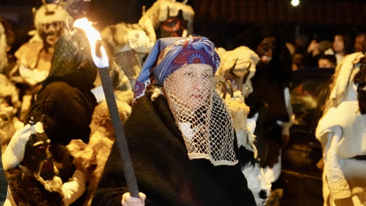 La Mojiganga saca a las calles de Riaño su tradicional antruido. Campillo. Agencia ICAL