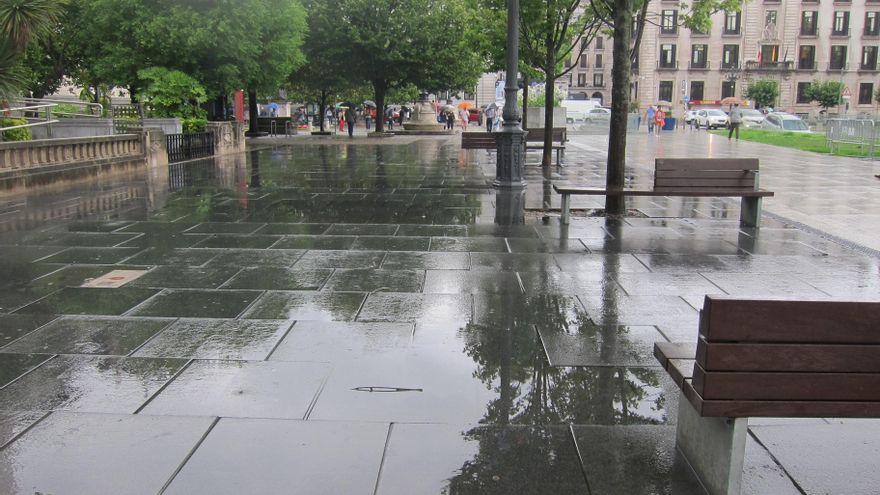 Archivo - Lluvia en Santander.- Archivo