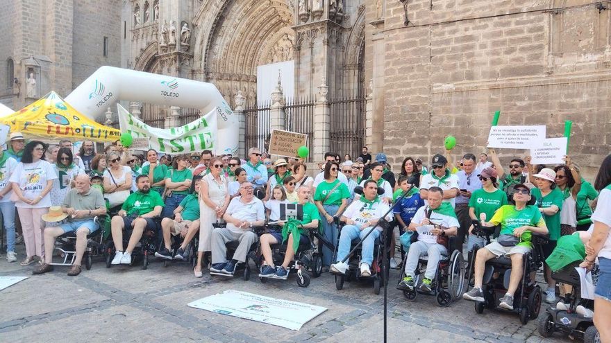 Medio millar de personas se concentran en Toledo en una marcha solidaria contra la ELA
