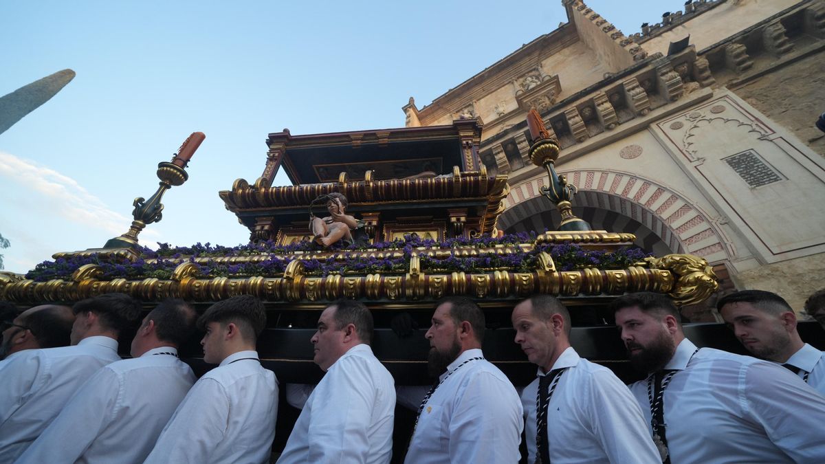 Traslado del Santo Entierro del Carpio tras el Magno Vía Crucis