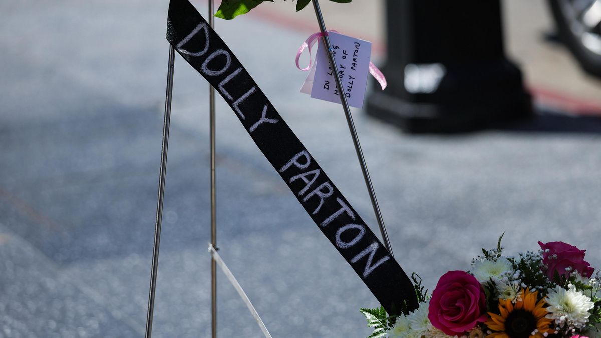 Personas dejan flores y recuerdos en la estrella del Paseo de la Fama de Hollywood de la cantante y actriz Dolly Parton tras su fallecimiento