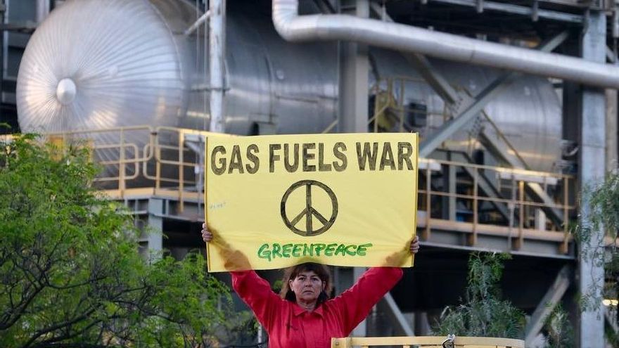 Activistas de Greenpeace escalan una central en Málaga para denunciar que quema gas ruso "que financia la guerra"