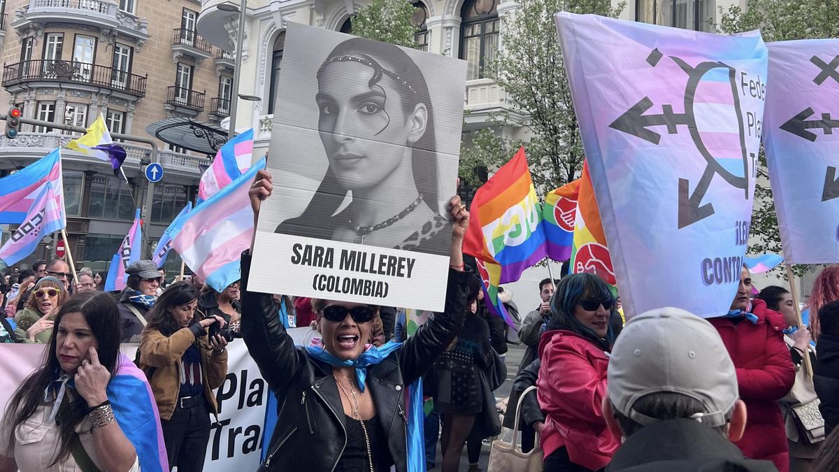 Una mujer sostiene una pancarta para denunciar el brutal asesinato de Sara Millerey, mujer trans, en Colombia en 2025, durante una manifestación por el Día de la Visibilidad Trans.