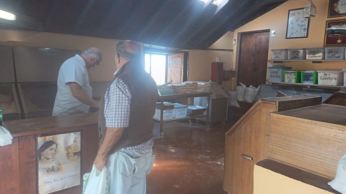 Jose, despachando gofio a un cliente el pasado lunes. Álvaro Morales.