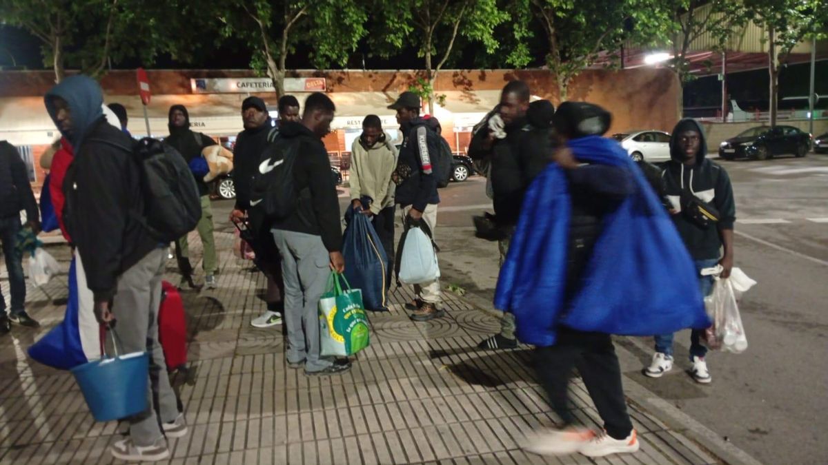 Colectivos sociales denuncian el desalojo nocturno de 17 personas sin hogar de la estación de autobuses de Badajoz