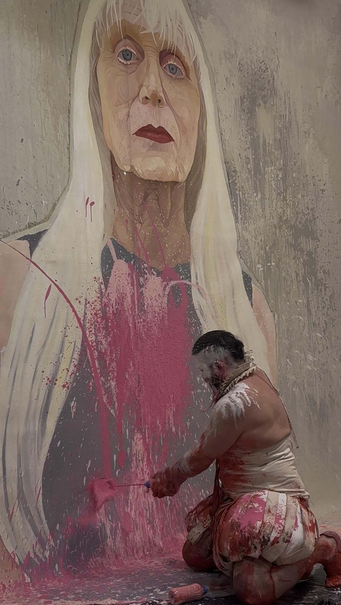 Un momento de la performance acción/pintura de Nacho Hernández en La Voz Humana.