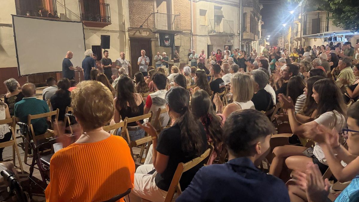 Final del estreno 'La Flor del Almendro' en Alcanadre