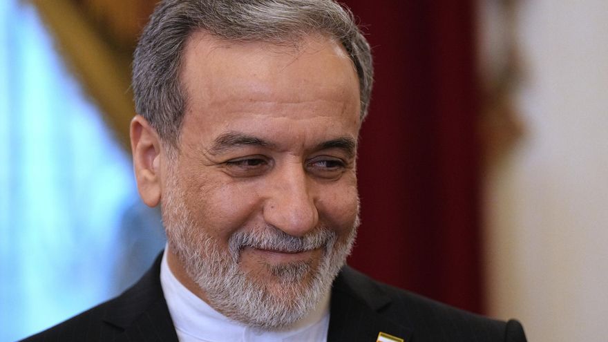 El ministro de Asuntos Exteriores iraní, Abás Aragch, observa durante su reunión con el presidente ruso Vladimir Putin en San Petersburgo.