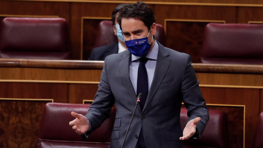 El secretario general del PP, Teodoro García Egea, durante su intervención en la sesión de control al Ejecutivo este miércoles en el Congreso. EFE/ Chema Moya