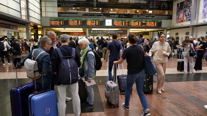 Caos de viajeros en la estación de María Zambrano debido al retraso por el robo de cables de trenes. A 05 de mayo de 2025, en Málaga (Andalucía, España).