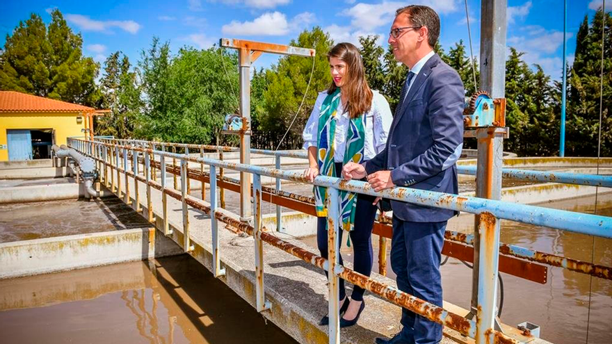El alcalde de Pozoblanco, Santiago Cabello, visita la depuradora