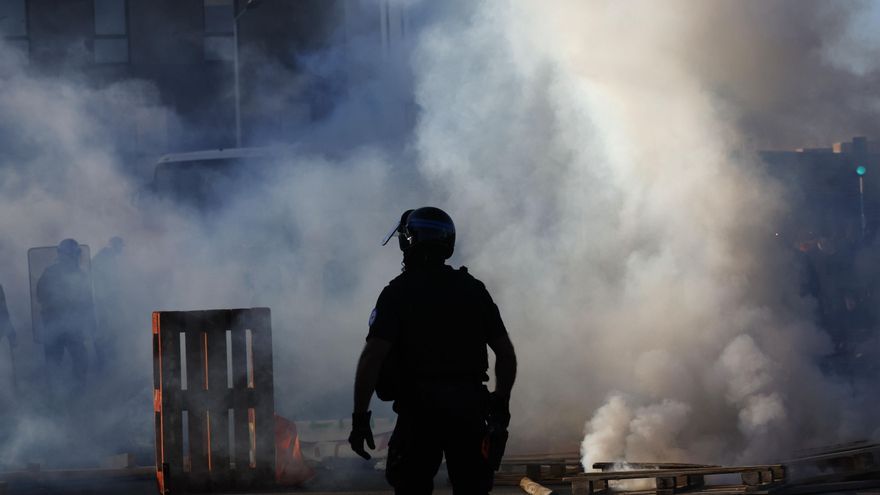 Bloqueos en autopistas y un centenar de detenidos en el inicio de una jornada de protestas por toda Francia