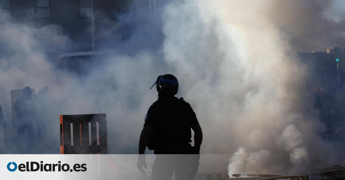 Bloqueos en autopistas y un centenar de detenidos en el inicio de una jornada de protestas por toda Francia