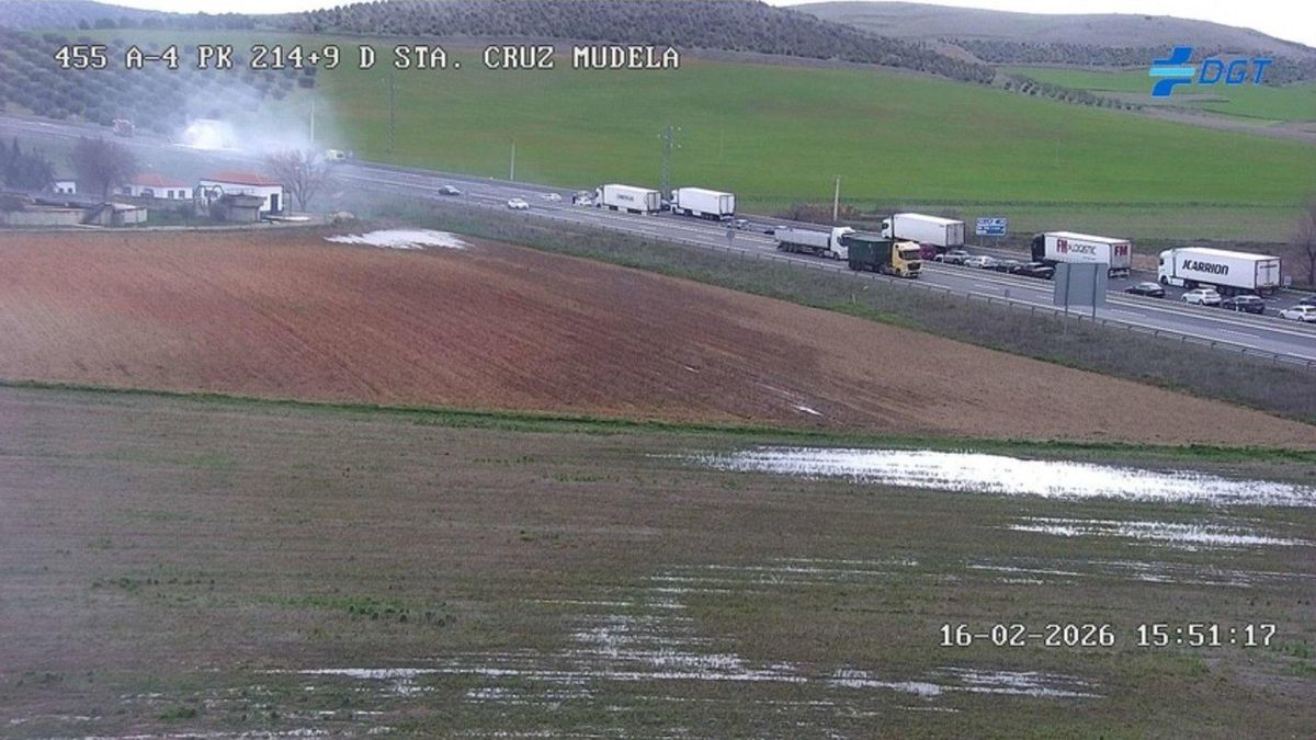 Cortada la A-4 en Santa Cruz de Mudela tras incendiarse un camión que transportaba cervezas