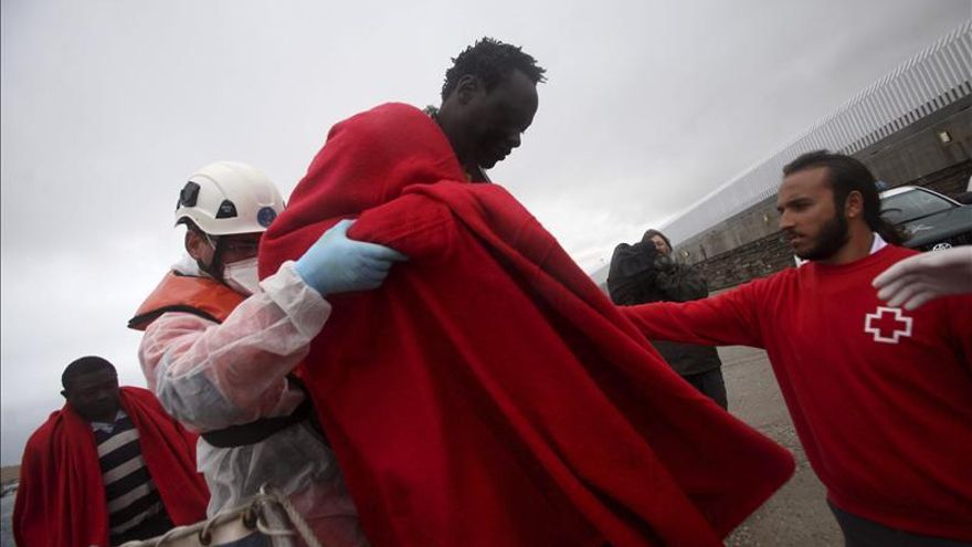 Interceptan una patera en el Estrecho con 9 inmigrantes subsaharianos a bordo