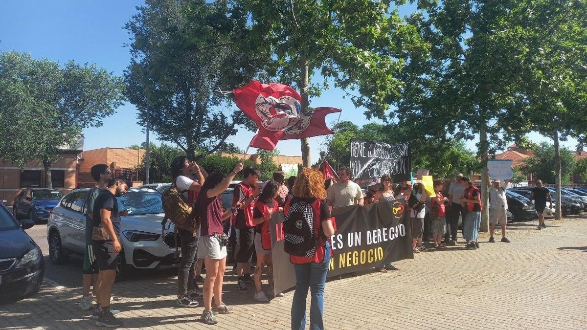 Movilización por la vivienda y contra los desahucios en Río Yedra en el barrio del Polígono, frente a la sede de Gicaman en Toledo