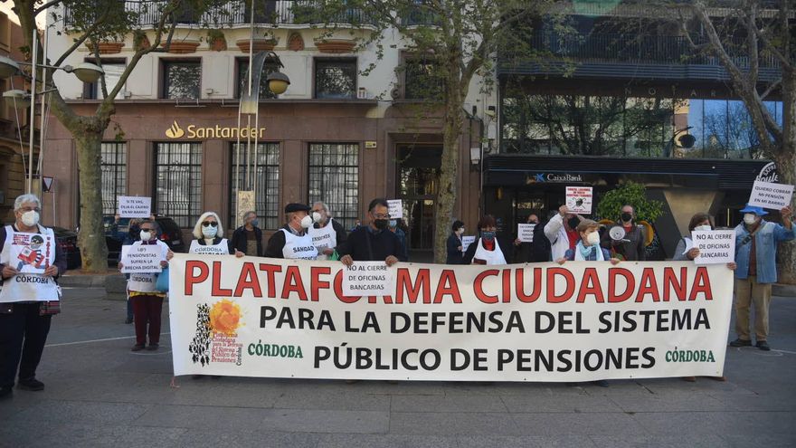 Protesta de la Plataforma Ciudadana en Defensa de las Pensiones, ante un banco.