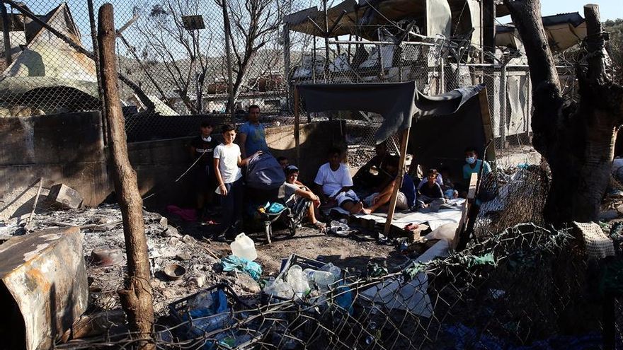 Las personas refugiadas, entre ellas menores de edad, entre los escombros del campo.