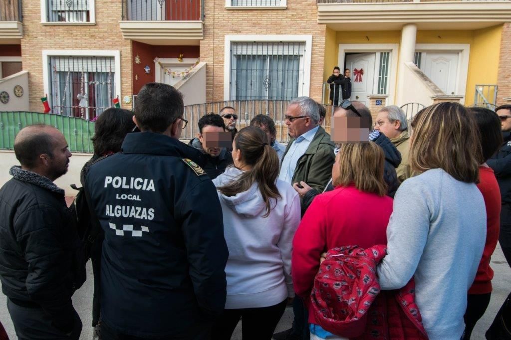 La presión de la PAH Murcia consigue el aplazamiento del desahucio en Alguazas / CARLOS TRENOR