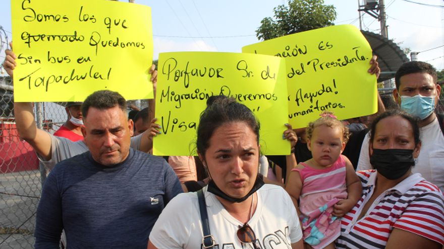 Venezolanos y cubanos protestan por visas en la frontera de México y Guatemala