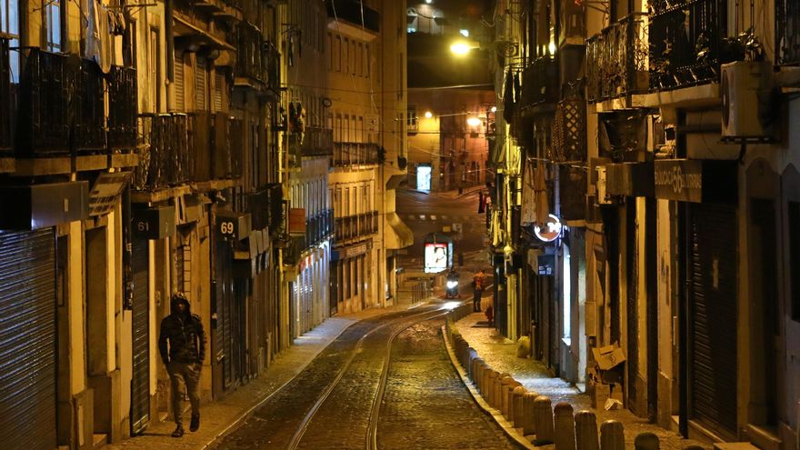 Un hombre camina por una solitaria calle de Lisboa. EFE/EPA/ANTONIO PEDRO SANTOS