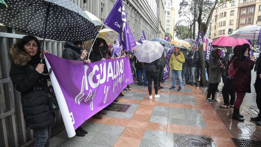 Concentración convocada por CCOO y UGT frente a la delegación territorial de Trabajo de León con motivo del Día de la Mujer.